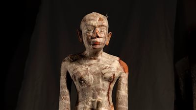 يوجد به شروخ وانفصالات.. ننشر تقرير ترميم آثار سقارة لتمثال حفائر زاهي حواس