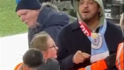 موقف عفوي من أحد مشجعي مانشستر سيتي تجاه محمد صلاح بـ ملعب الاتحاد| فيديو