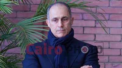 جمال وعلاء مبارك يزوران ضريح والدهما في ذكرى وفاته الخامسة | بث مباشر