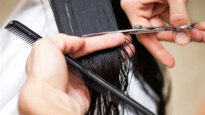 أبرزها تقصف الشعر.. تأثير كلور حمام السباحة على صحة الشعر 