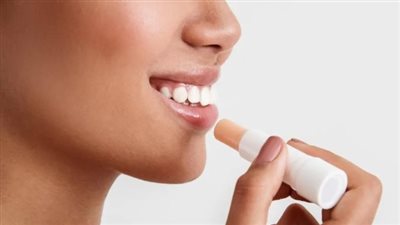 هل يساعد مرطب الشفاه في علاج التشقق أم يزيد الأمر سوءًا؟