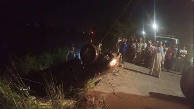 تفاصيل مصرع أب وابنتيه بعد سقوط سيارتهم في ترعة الإبراهيمية ببني سويف | بث مباشر