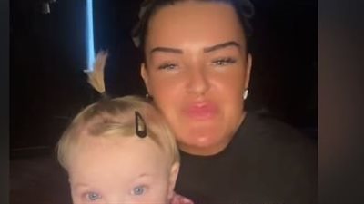 أم بريطانية تشعل الجدل عالميًا بعد نشر فيديو لطفلتها المتحولة جنسيًا.. ما القصة؟