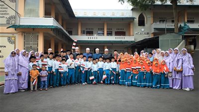 بالنشيد الوطني والأعلام المصرية.. طلاب معهد تزكي بإندونيسيا يستقبلون رئيس جامعة الأزهر ونائبه