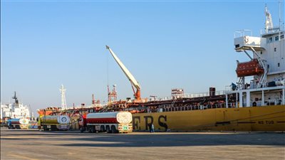 استعدادًا لشهر رمضان.. مصر تستورد أطنانًا من الفول والزيت والقمح عبر ميناء دمياط