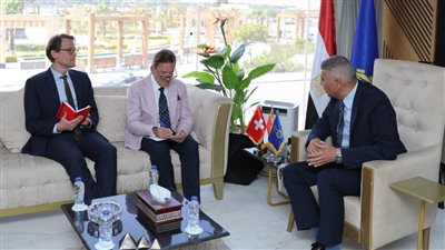 محافظ أسوان يلتقي سفير سويسرا.. ويشيد بجهود استكمال مشروع دعم مياه الشرب 