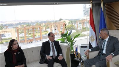 محافظ أسوان يؤكد على أهمية تكثيف حملات التوعية بمخاطر جريمة تهريب المهاجرين