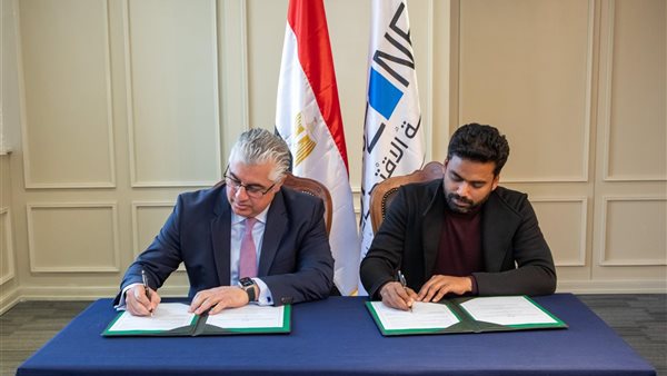 جانب من التوقيع