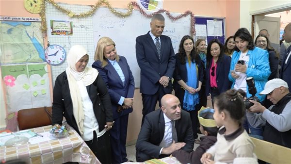 وزير التعليم مع طلاب