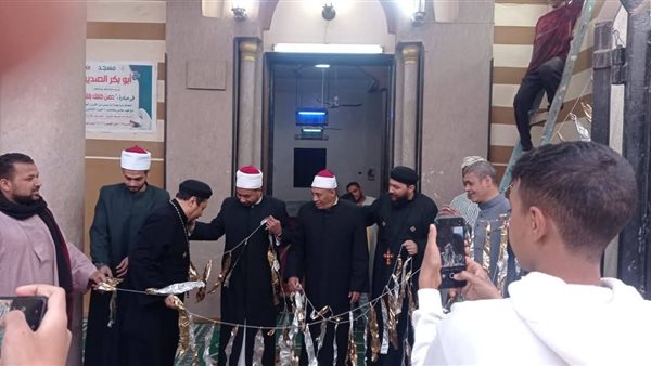 قساوسة يشاركون في