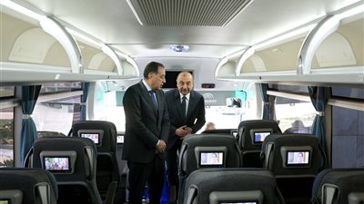 رئيس الوزراء يتفقد نموذجًا لأتوبيس سياحي من إنتاج النصر للسيارات