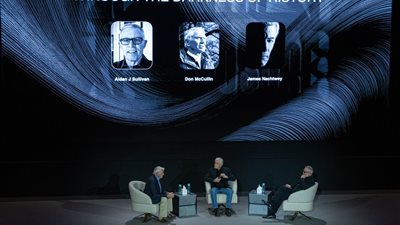 مصورا النزاعات العالميان السير دون ماكلين وجيمس ناكتوي ينقلان مسيرة عملهما وسط الخراب