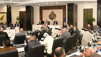 محافظ أسوان يصدر عددا من القرارات لضبط الشارع والحد من الإشغالات والتعديات بمختلف الأسواق