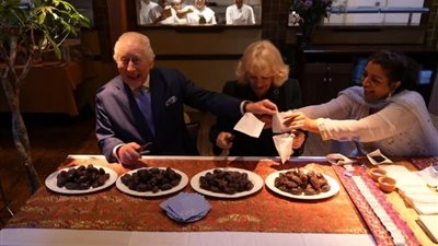 استعدادًا لرمضان.. الملك تشارلز وزوجته يشاركان في تعبئة التمور