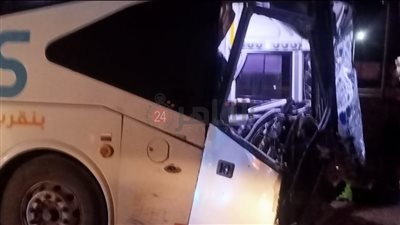 العربيات بقيت صفيح.. إصابة 9 أشخاص إثر تصادم اتوبيس مع سيارتين نقل بصحراوي المنيا| صور 