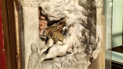 المتحف المصري بالتحرير يعلن عن عرض نحت بارز لـ المعبود ميثرا| صور 