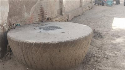 اكتشفوه في الشارع.. مناشدة للآثار لإنقاذ كتلة حجرية تعود إلى القرن الـ19 بسوهاج | صور