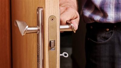 زوجة تطلب الطلاق: جوزي بيقفل عليا الباب بالمفتاح كل يوم الساعة 8