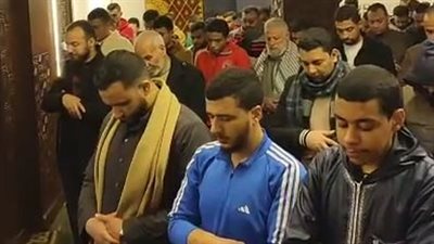 المصلون يؤدون أول صلاة تراويح بالمساجد في رمضان 2025 | بث مباشر