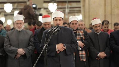بروايات ورش والبزي وقالون.. آلاف المصلين يؤدون العشاء والتراويح بالجامع الأزهر في أولى ليالي رمضان