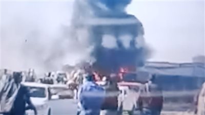 اشتعال النيران في سيارة نقل بعد انقلابها على الطريق الإقليمي بالقرب من بنها