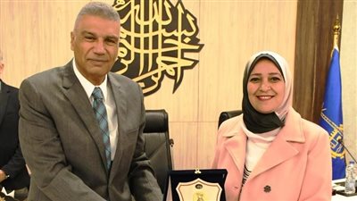 محافظ أسوان يكرم فريق عمل مكتبة مصر العامة بعد الفوز بالمركز الأول في ملتقى الأقصر الأول