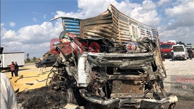 مصرع 4 أشخاص في تصادم سيارتين تريلا بعد اشتعال النيران بهما بالقليوبية| بث مباشر