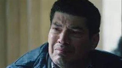 محمد لطفي يحمل نعش والدة الفنان باسم سمرة خلال جنازتها.. والسقا أبرز الحضور| بث مباشر