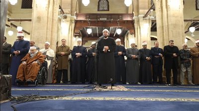 يرجون الإخلاص والقبول.. آلاف المصلين يؤدون العشاء والتراويح بالجامع الأزهر