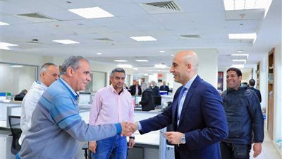 وزير التعليم يتفقد مكاتب العاملين بالوزارة ويهنئهم بحلول رمضان | صور