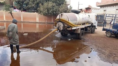 تسريب مياه في فناء مدرسة بالمنيا.. والوحدة المحلية تتدخل