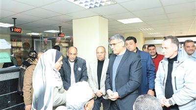 خلال زيارته لأحياء إمبابة والمنيرة.. محافظ الجيزة يشدد على ضرورة وجود أكثر من موظف للرد على استفسارات المواطنين