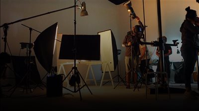 زوجة تطلب الطلاق بسبب تقليد زوجها لشخصيات الأفلام: عايش في فيلم ومخلليني كومبارس