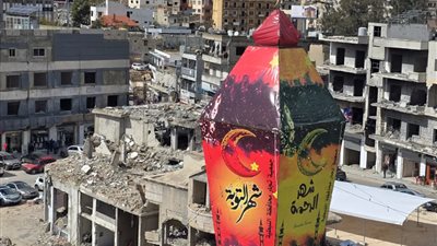  وسط الركام.. أكبر فانوس رمضاني يزين شوارع لبنان 