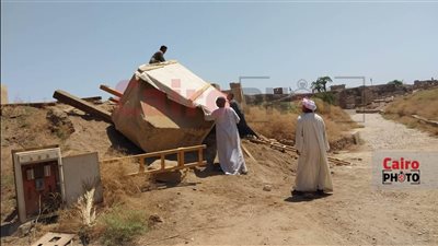 يوضع عليها غطاء خشبي وقماش.. ننشر صور الخطوات الصحيحة لنقل الأحجار الأثرية 