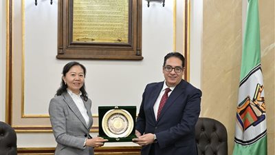 جامعتا القاهرة وشنغهاي الدولية يبحثان استحداث برامج دراسية بدرجات علمية مشتركة