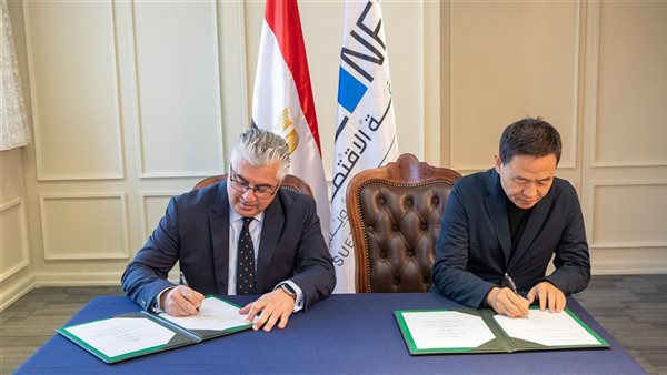 جانب من التوقيع