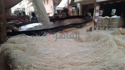 البلدي يكسب.. عم رجب 50 عامًا في صناعة الكنافة اليدوية بالمنيا| فيديو 