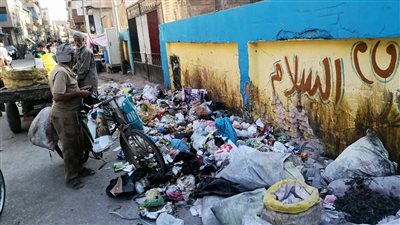 أهالي كرداسة يستغيثون من أكوام القمامة أمام إحدى المدارس |بث مباشر