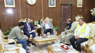 محافظ المنوفية يستجيب لاستغاثة شاب فقد ساقيه في حادث قطار.. ويوفر له أطرافا صناعية ودعما ماليا