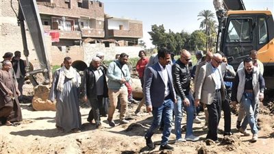 محافظ الأقصر يشكل لجنة لتعويض المتضررين من كسر خط الصرف الصحي في الحبيل