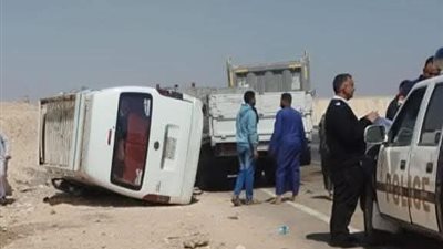 6 شباب حالتهم خطيرة.. ننشر أسماء مصابي حادث تصادم سيارتين على صحراوي قنا