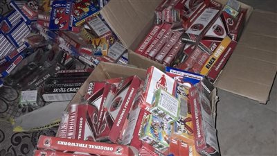 منهم سيدتان.. ضبط 4 تجار بحوزتهم 4 آلاف صاروخ ألعاب نارية في مركز سنورس بالفيوم