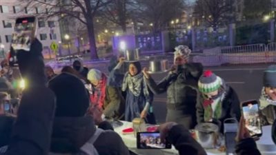 بالكوفية الفلسطينية والمقلوبة.. داعمي غزة يقيمون إفطارا رمضانيا أمام السفارة الإسرائيلية بواشنطن