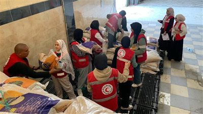 الهلال الأحمر بالبحر الأحمر يواصل التجهيز لأكبر قافلة إنسانية إلى غزة