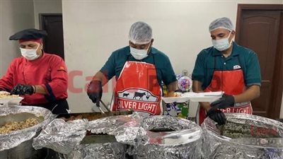  20 عامًا من العطاء.. روماني يقيم أكبر مائدة رحمن لإفطار المسلمين بالأقصر