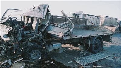 مصاب في تصادم تريلا بسيارة نقل على الطريق الإقليمي في المنوفية | صور