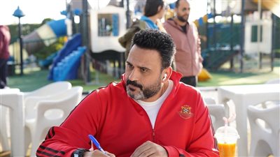 الحلقة الـ5 من مسلسل الكابتن| أكرم حسني يشعل الكوميديا بخطة هزيمة الفريق