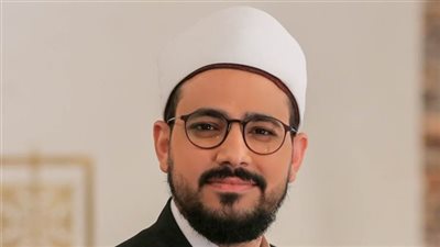 عبد السلام عبد المنصف: القراءة من المصحف في التراويح والتهجد جائز.. ولا تبطل الصلاة