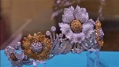 متحف المجوهرات الملكية يعلن عرض تاج الزهور مصنوع من البلاتين